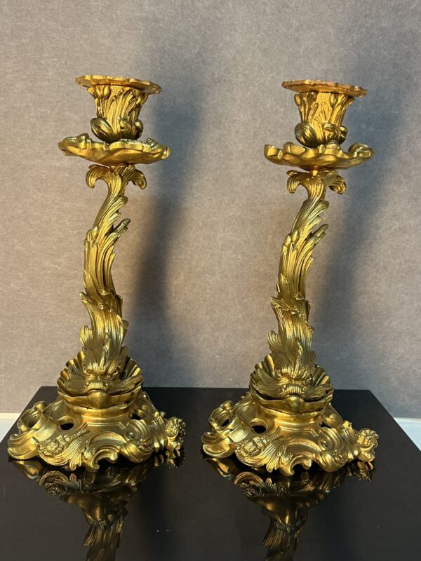 Paire de bougeoirs ancien XIXe, bronze doré, dauphins et coquillages
