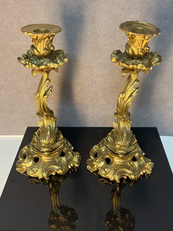 Paire de bougeoirs ancien XIXe, bronze doré, dauphins et coquillages – Image 2