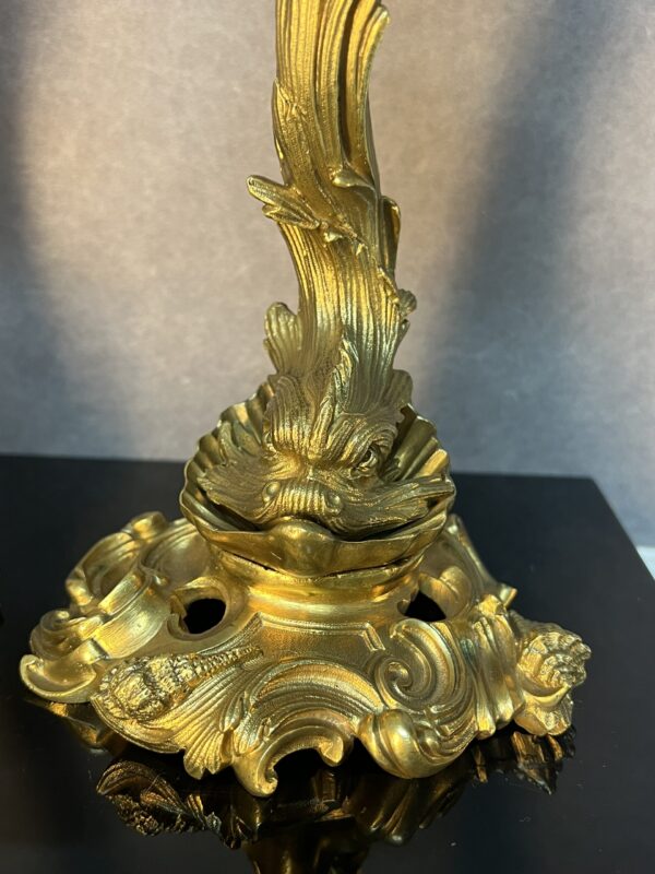 Paire de bougeoirs ancien XIXe, bronze doré, dauphins et coquillages – Image 3