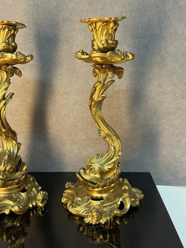 Paire de bougeoirs ancien XIXe, bronze doré, dauphins et coquillages – Image 4