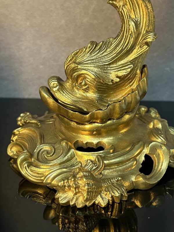 Paire de bougeoirs ancien XIXe, bronze doré, dauphins et coquillages – Image 5