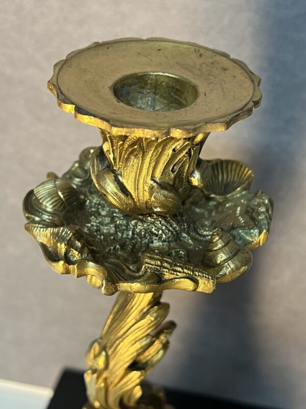 Paire de bougeoirs ancien XIXe, bronze doré, dauphins et coquillages – Image 7