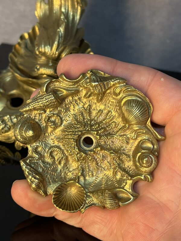Paire de bougeoirs ancien XIXe, bronze doré, dauphins et coquillages – Image 8