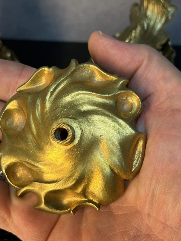 Paire de bougeoirs ancien XIXe, bronze doré, dauphins et coquillages – Image 10