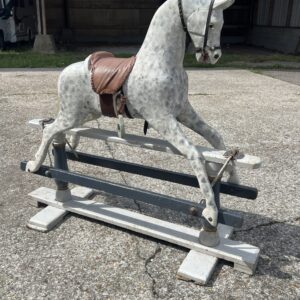 Cheval Anglais à bascule en bois peint sur structure en bois