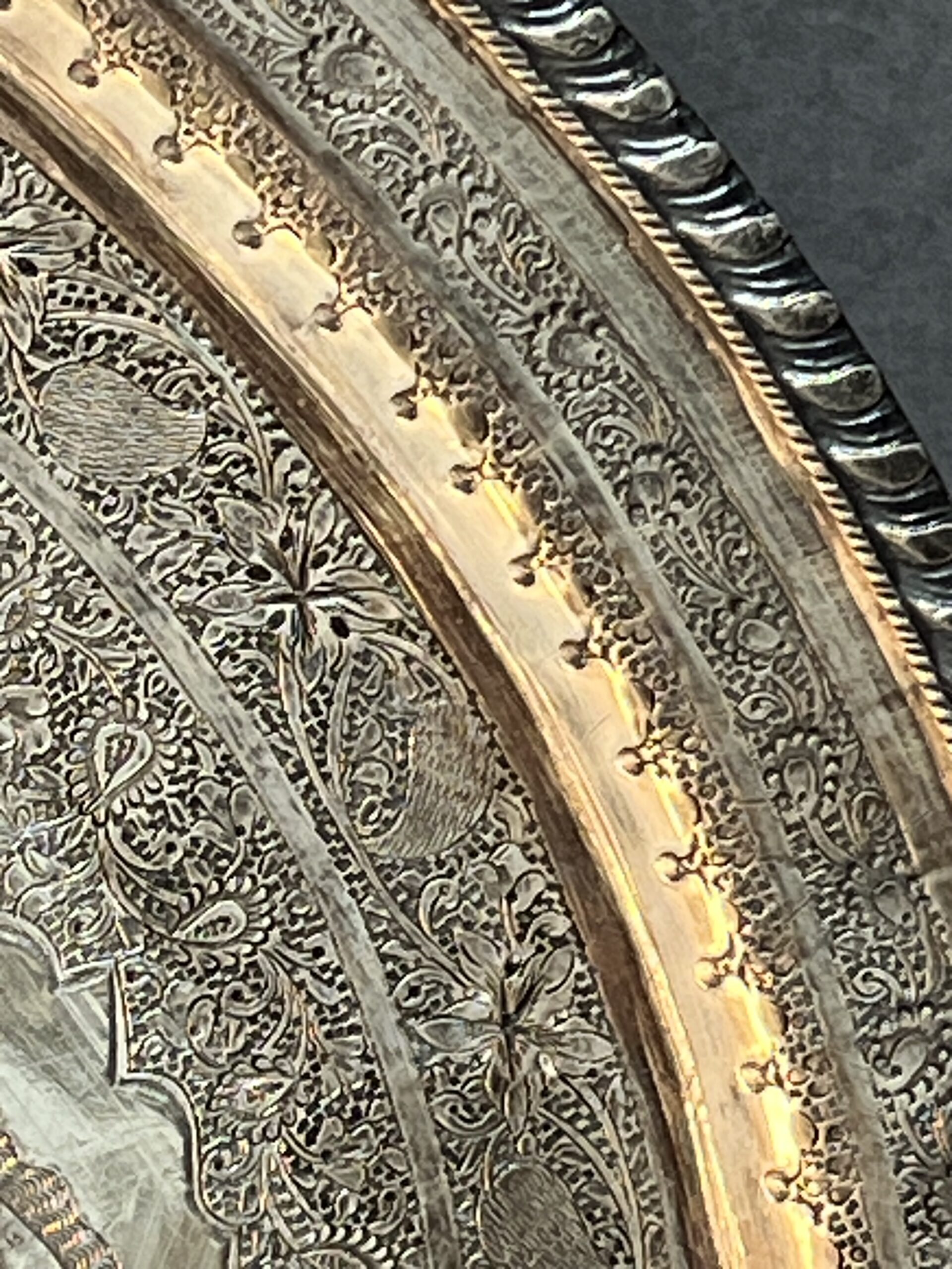 Joli plateau de la Perse d'Isfahan en argent massif ciselé début XXe – Image 9