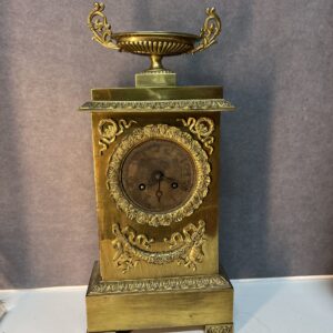 Pendule borne en bronze doré style Empire Charles X, début XIXe siècle