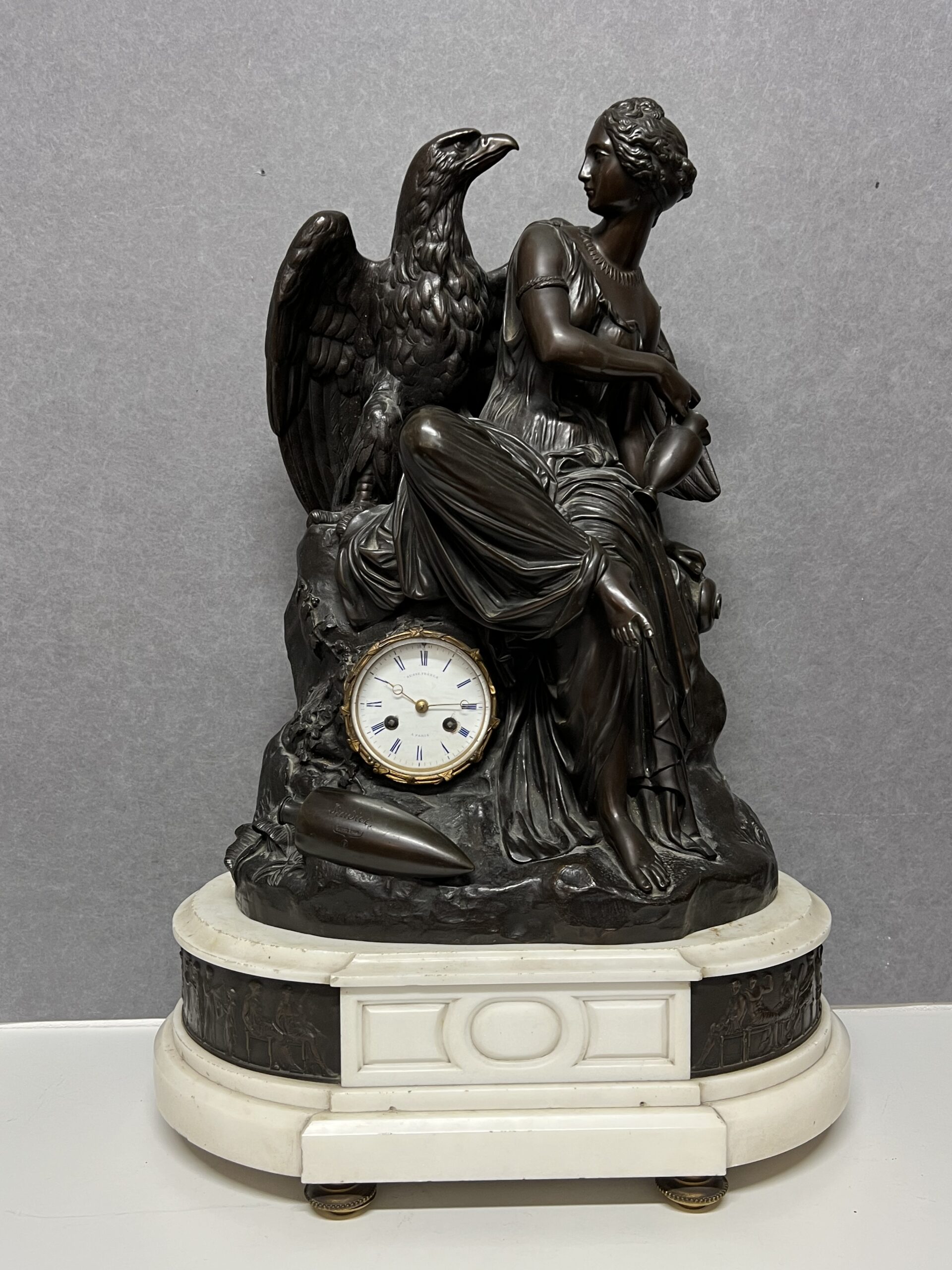 Grande pendule bronze sculptée de Hébé et Jupiter par James Pradier (1790-1852)