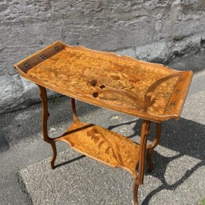 Table à thé à deux plateaux en bois de placage d'époque art Nouveau, signé Émile Gallé