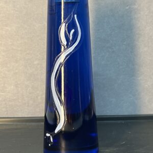 Joli bougeoir en verre moulé de couleur bleu et décor émaillé