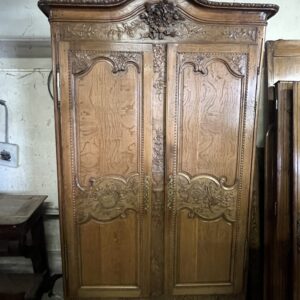 Très belle et ancienne armoire de mariage Normande en chêne massif XIXe siècles