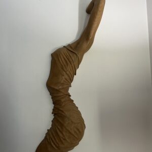 étrange sculpture contemporaine sur bois représentant une demi femme, signé BER