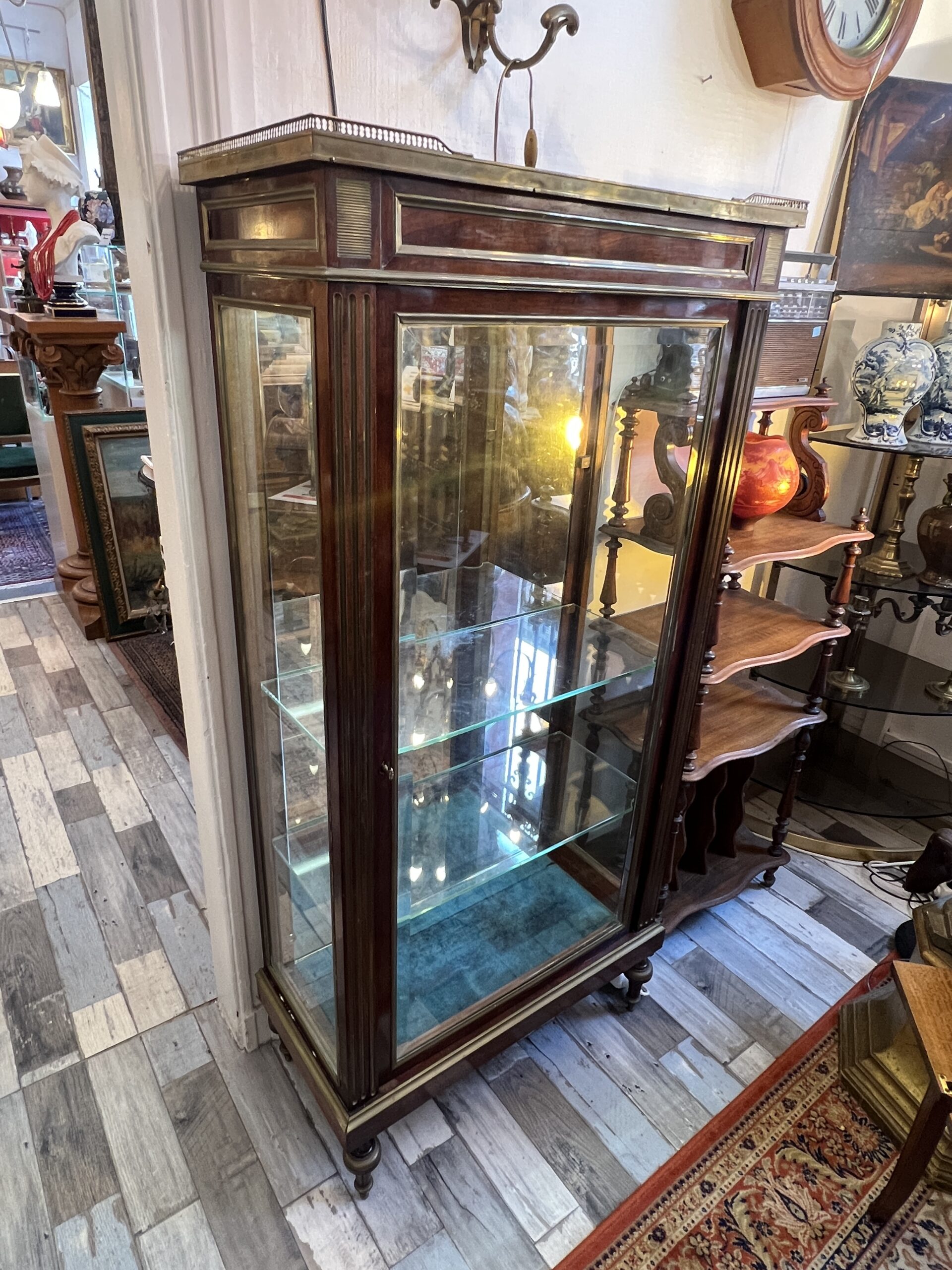 Vitrine de style Louis XVI en acajou et placage d'acajou