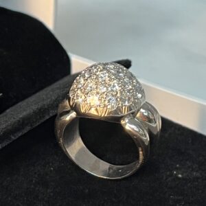 Important bague dôme en or gris formant chevalière pavé de diamants
