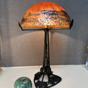 Lampe champignon contemporaine, piétement fer forgé et obus en verre orange nuancé