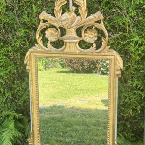 Très beau miroir de style Louis XVI en bois doré