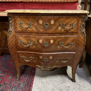 Commode de style Louis XV galbée sur 3 faces, en marqueterie de rose, bronze et marbre, XXe