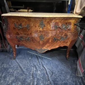 Commode de style Louis XV galbée sur 3 faces, en marqueterie de rose, bronze et marbre, XXe