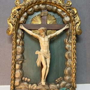 Christ en albâtre dans un cadre en bois doré époque XVIIe siècle