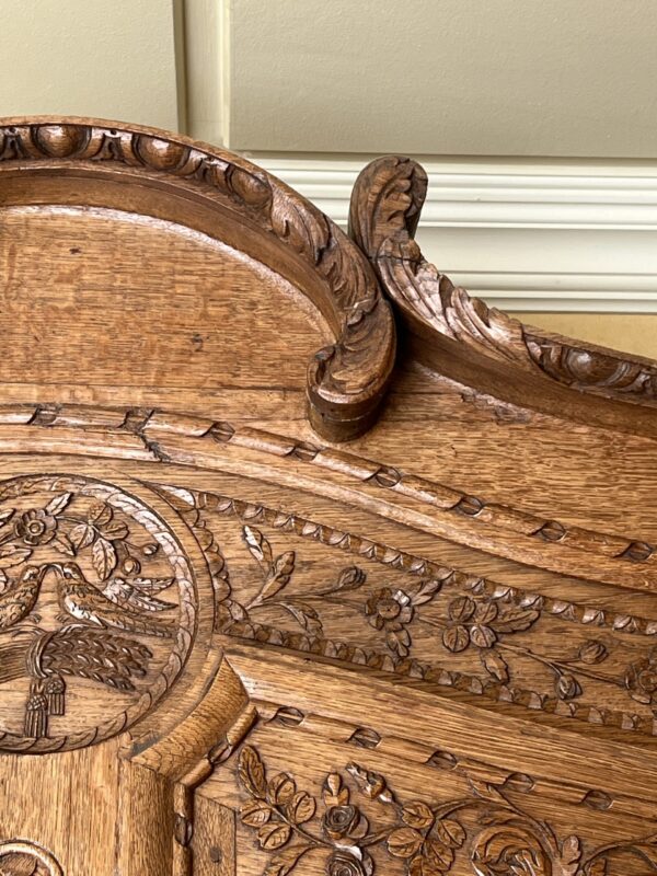 très belle et ancienne armoire normande du xixe siècle, en chêne clair richement sculpté