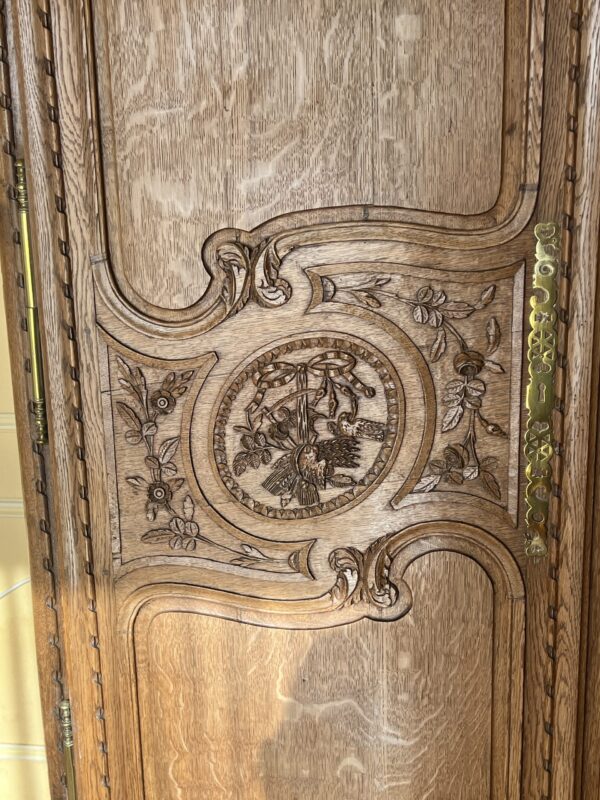 très belle et ancienne armoire normande du xixe siècle, en chêne clair richement sculpté