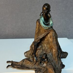 Sculpture en bronze patiné " les artisans du Burkina Faso " Femme assise et son enfant