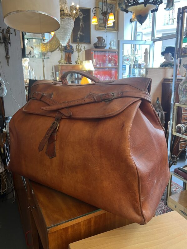 grand sac de voyage ancien en cuir marron : un compagnon intemporel pour vos escapades