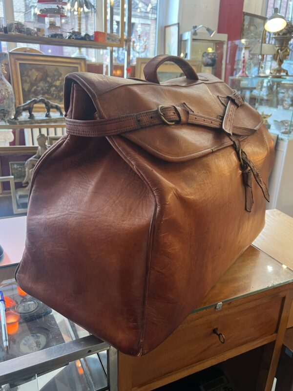 grand sac de voyage ancien en cuir marron : un compagnon intemporel pour vos escapades