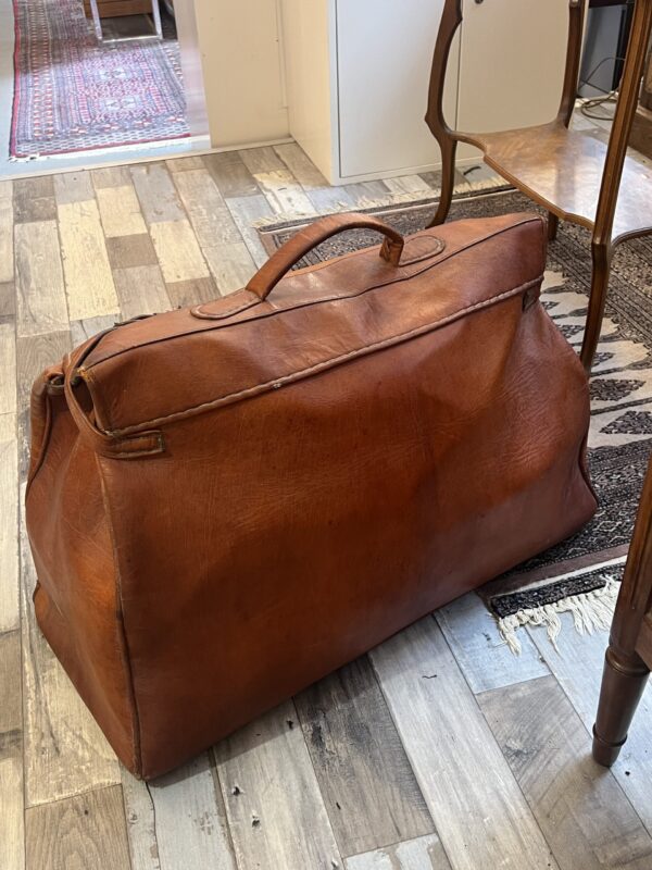 grand sac de voyage ancien en cuir marron : un compagnon intemporel pour vos escapades