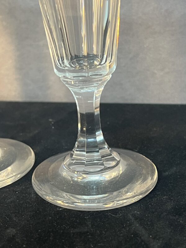série de sept flûtes à champagne en cristal taillé, héritées de l’époque napoléon iii.