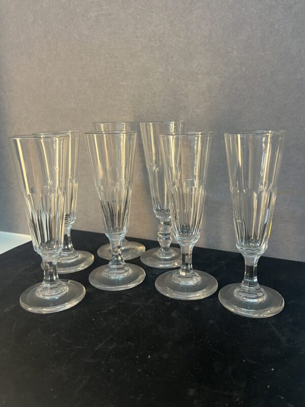 série de sept flûtes à champagne en cristal taillé, héritées de l’époque napoléon iii.