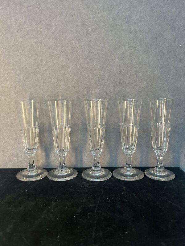 série de sept flûtes à champagne en cristal taillé, héritées de l’époque napoléon iii.