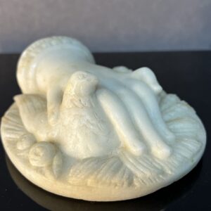 Sculpture de marbre représentant une main posé sur un oiseau