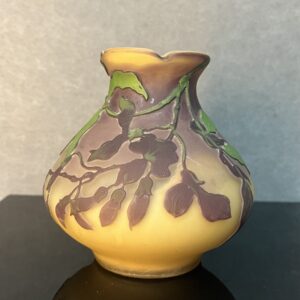 Joli vase en verre dégagé à l'acide signé Gallé