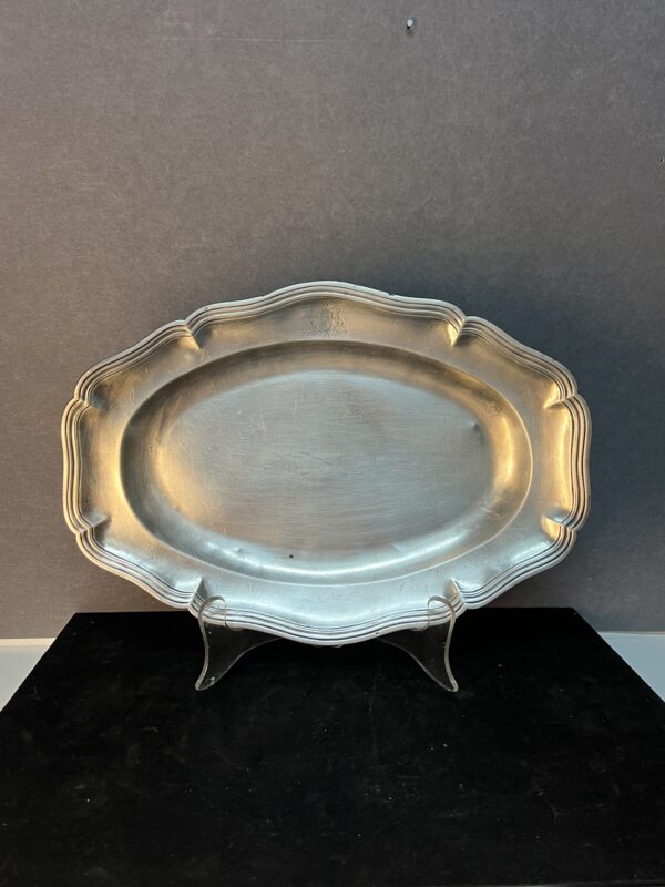 Plat ovale en argent massif du XVIIIe siècle, blason Hermine Breton, poinçon fermier généraux