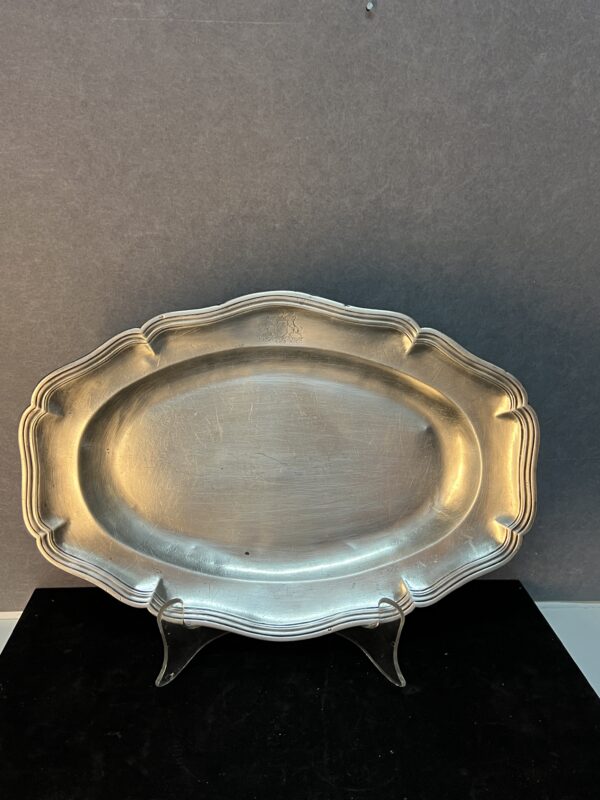 Plat ovale en argent massif du XVIIIe siècle, blason Hermine Breton, poinçon fermier généraux