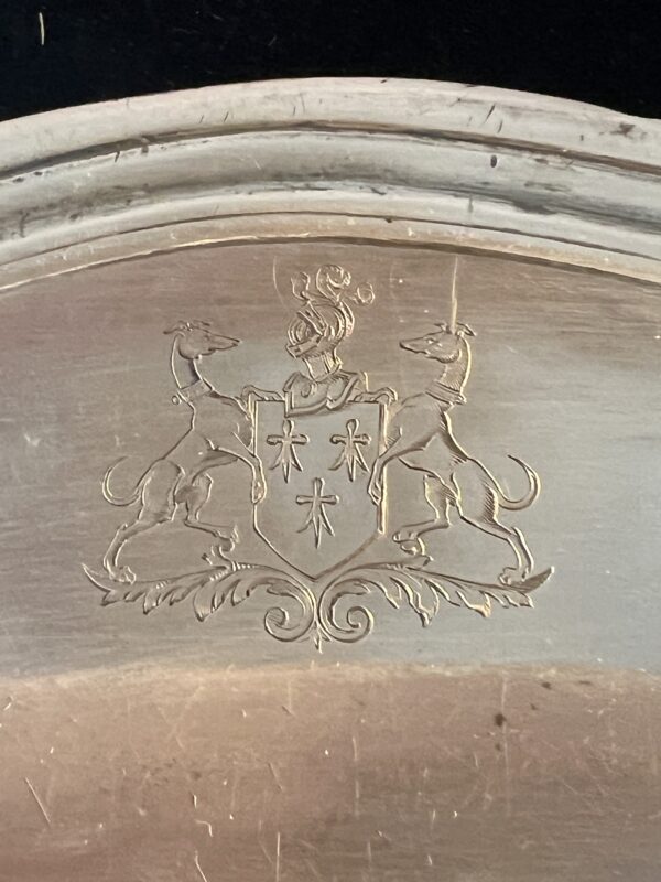 Plat ovale en argent massif du XVIIIe siècle, blason Hermine Breton, poinçon fermier généraux