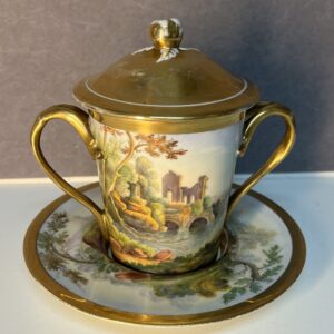 Rare tasse couvert à deux anses en porcelaine Allemande KTM du début du XIXe siècle à décor lacustre