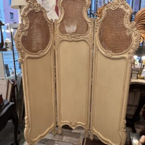 Très beau et ancien paravent en bois peint rechampi de style Louis XV