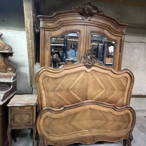 Chambre à coucher de style Louis XV en placage de noyer, vers 1900