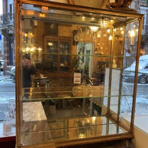 Vitrine XIXe siècle en bois doré et fond de glace