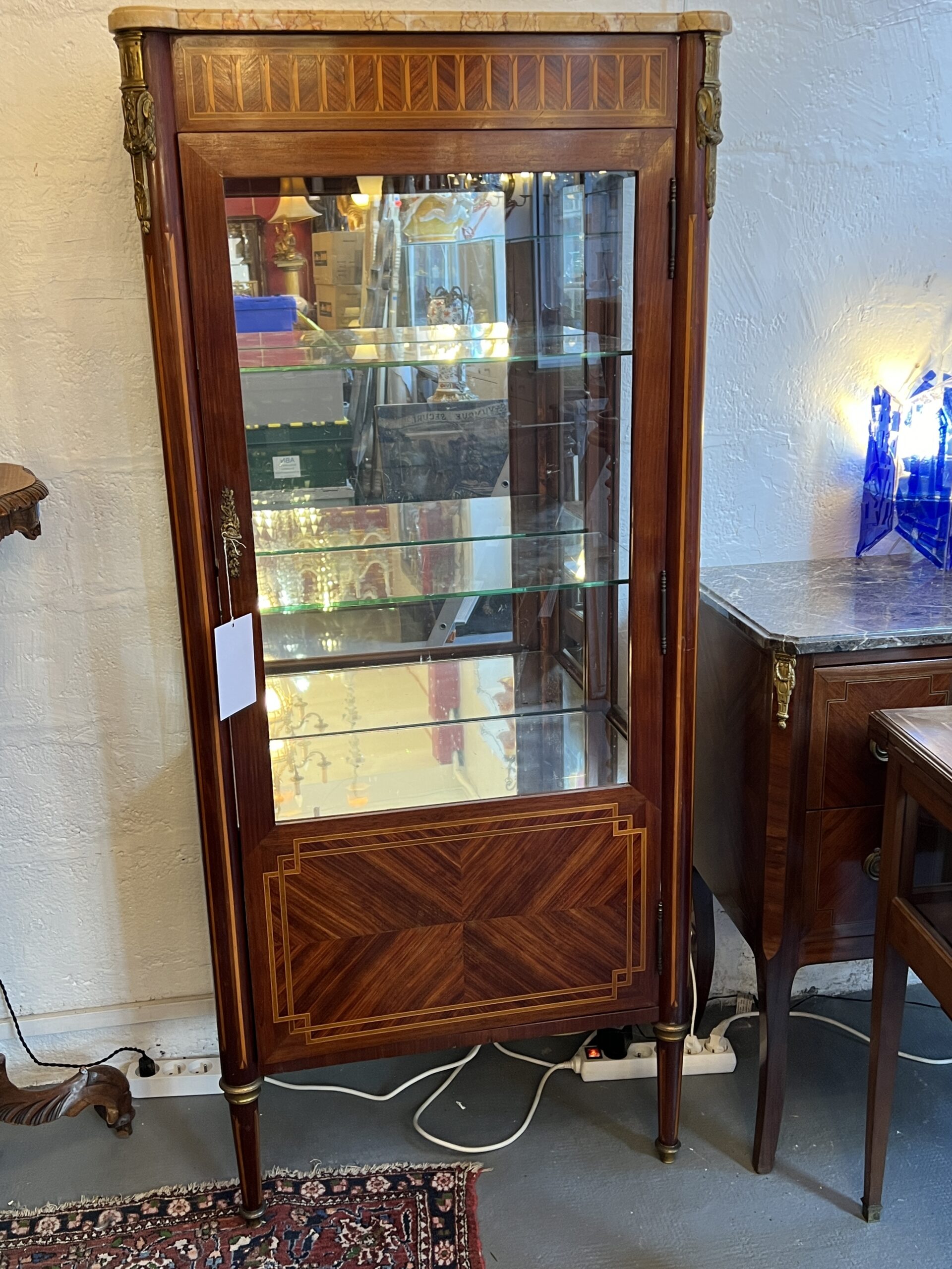 Vitrine de style Louis XVI en marqueterie de bois de placage, fin XIXe