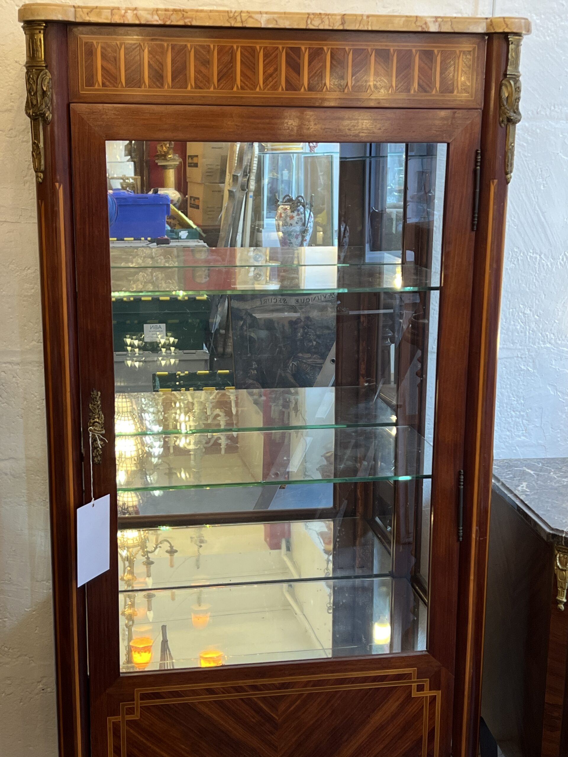 Vitrine de style Louis XVI en marqueterie de bois de placage, fin XIXe – Image 3