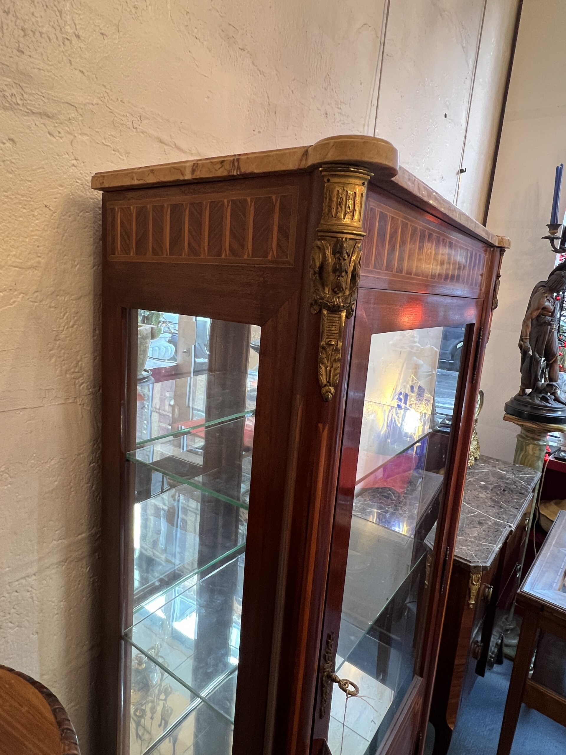 Vitrine de style Louis XVI en marqueterie de bois de placage, fin XIXe – Image 9