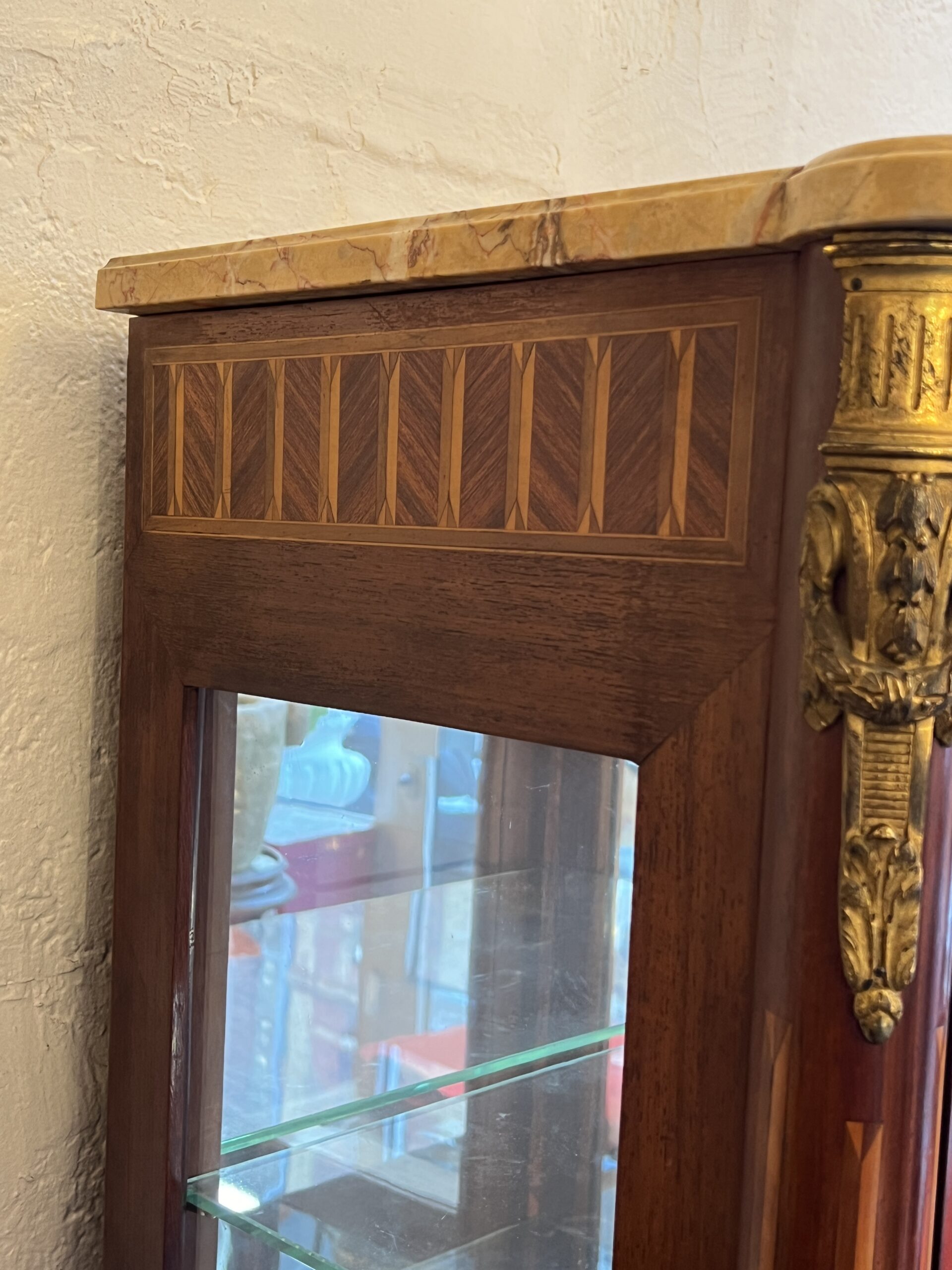 Vitrine de style Louis XVI en marqueterie de bois de placage, fin XIXe – Image 10