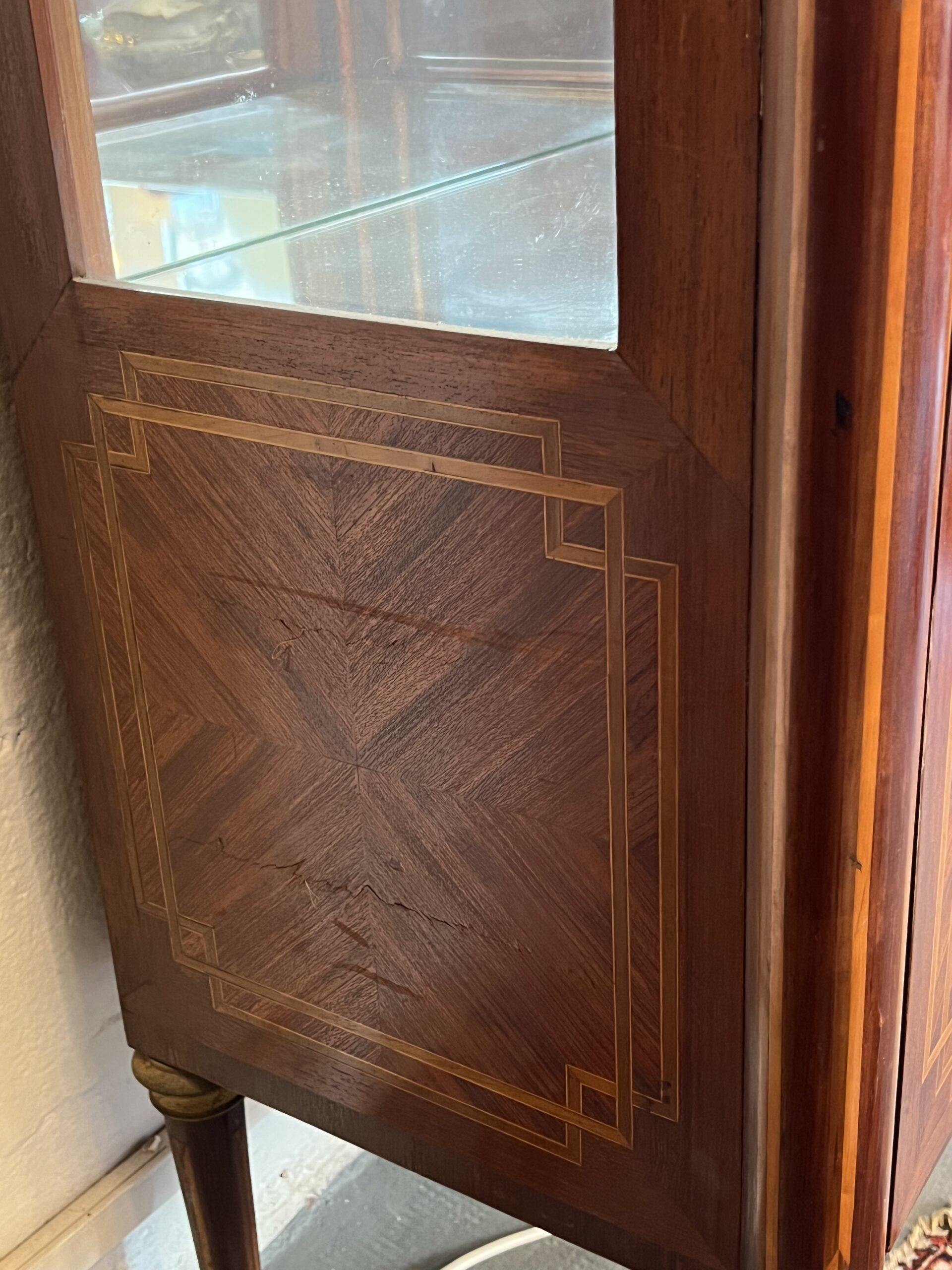 Vitrine de style Louis XVI en marqueterie de bois de placage, fin XIXe – Image 11