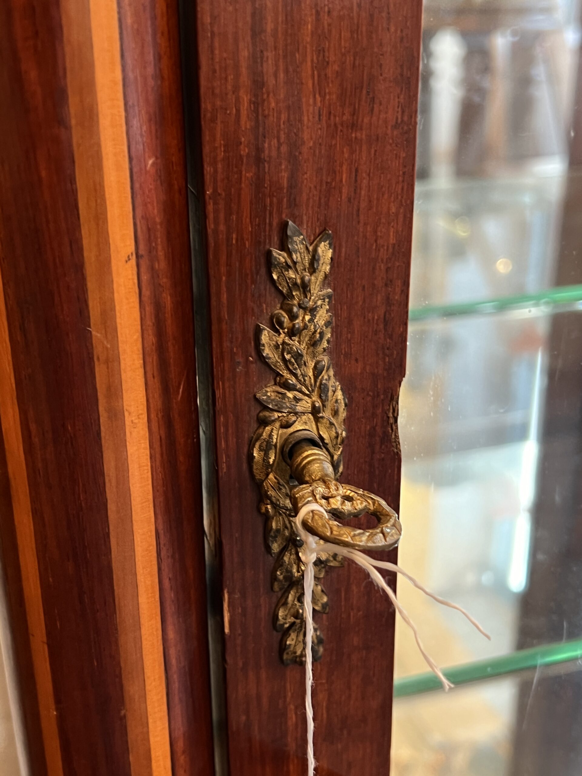 Vitrine de style Louis XVI en marqueterie de bois de placage, fin XIXe – Image 12