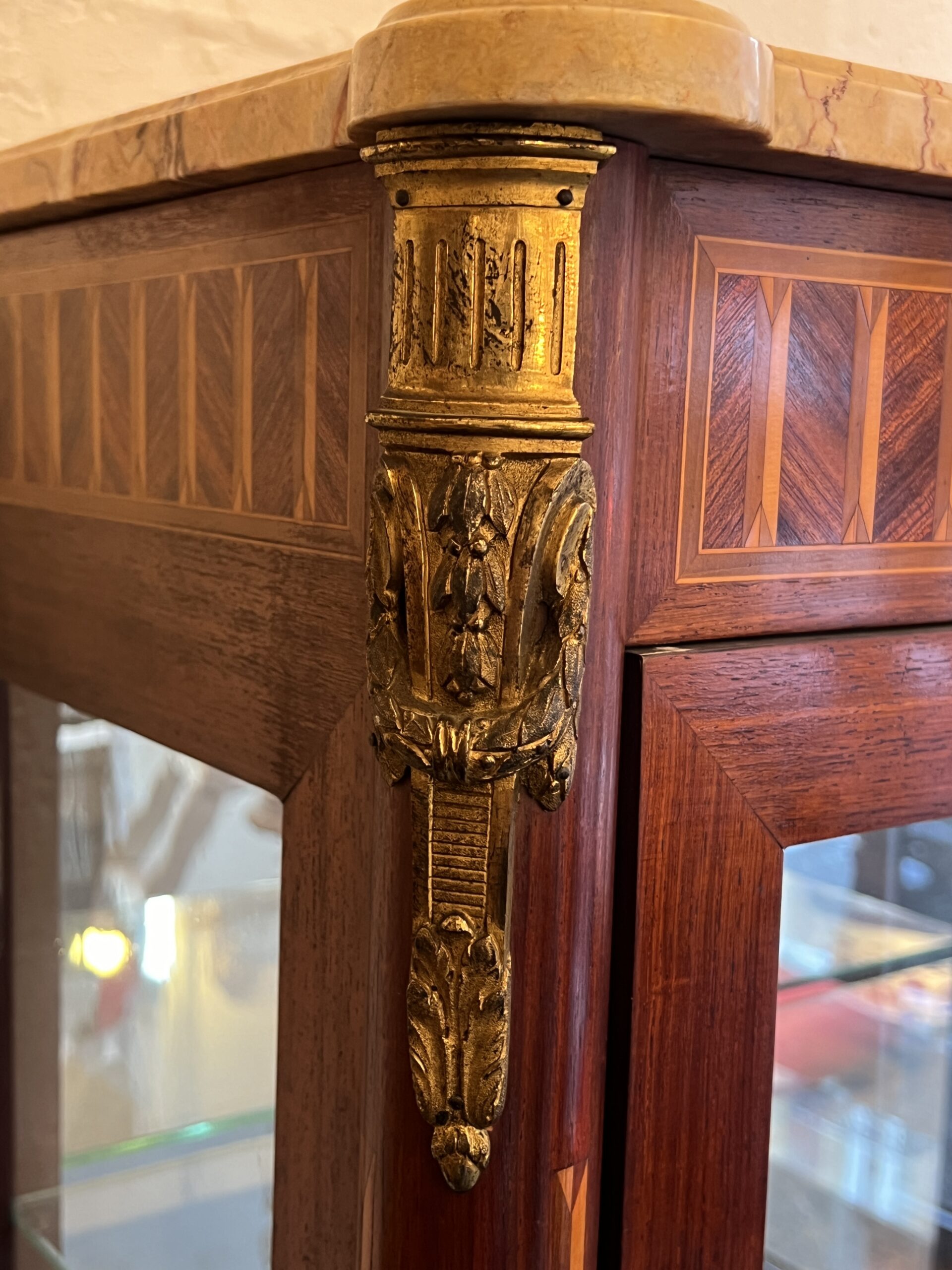 Vitrine de style Louis XVI en marqueterie de bois de placage, fin XIXe – Image 13