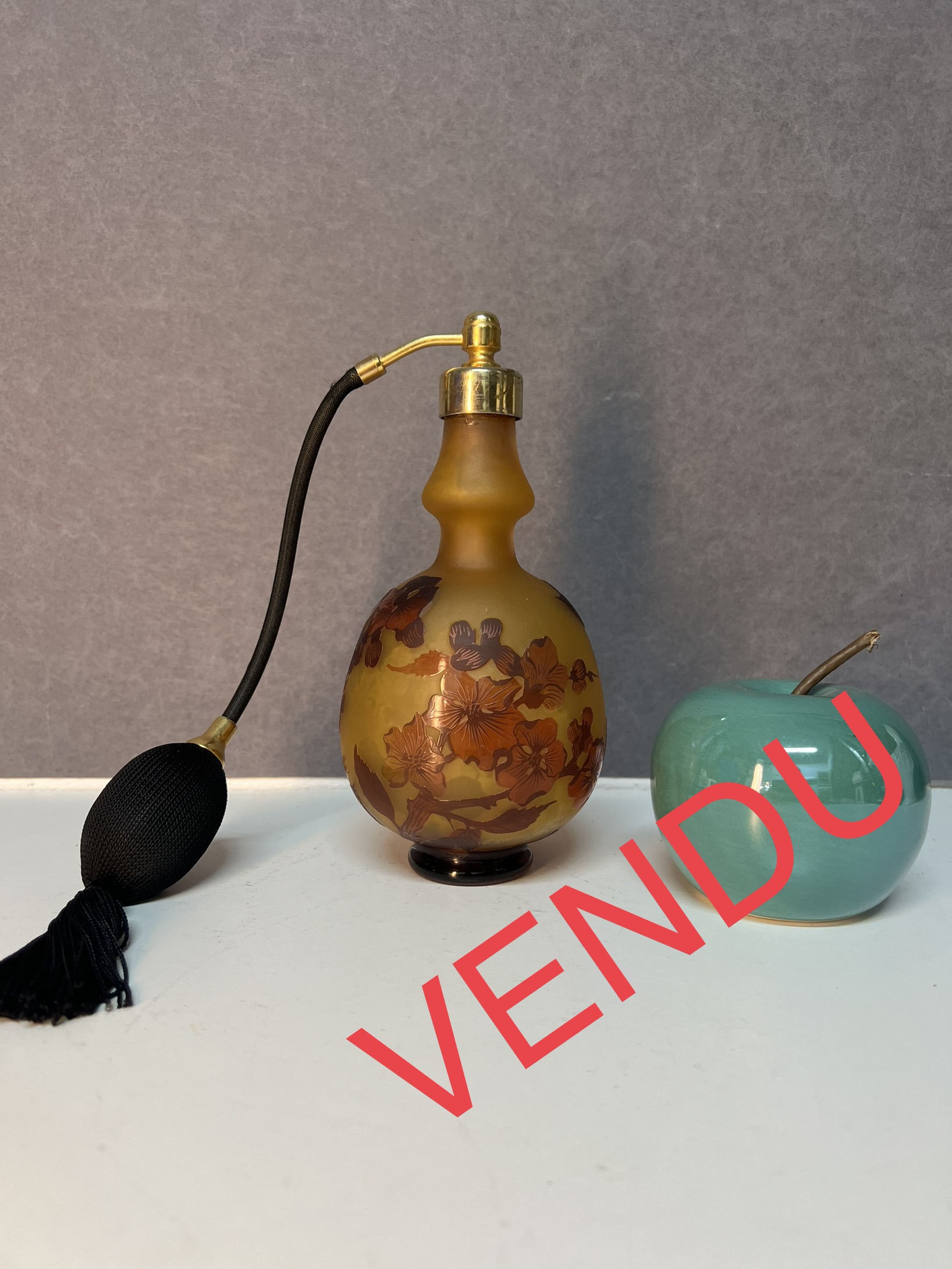 Pulvérisateur à parfum en pâte de verre signé d'Emile Gallé vers 1900
