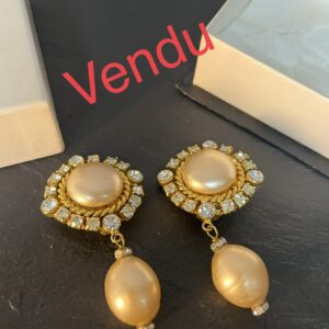 Paire de boucles d'oreilles vintage de la maison CHANEL, strass et nacre
